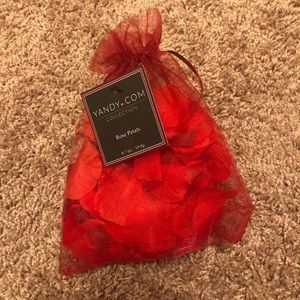Yandy fake, red rose petals
